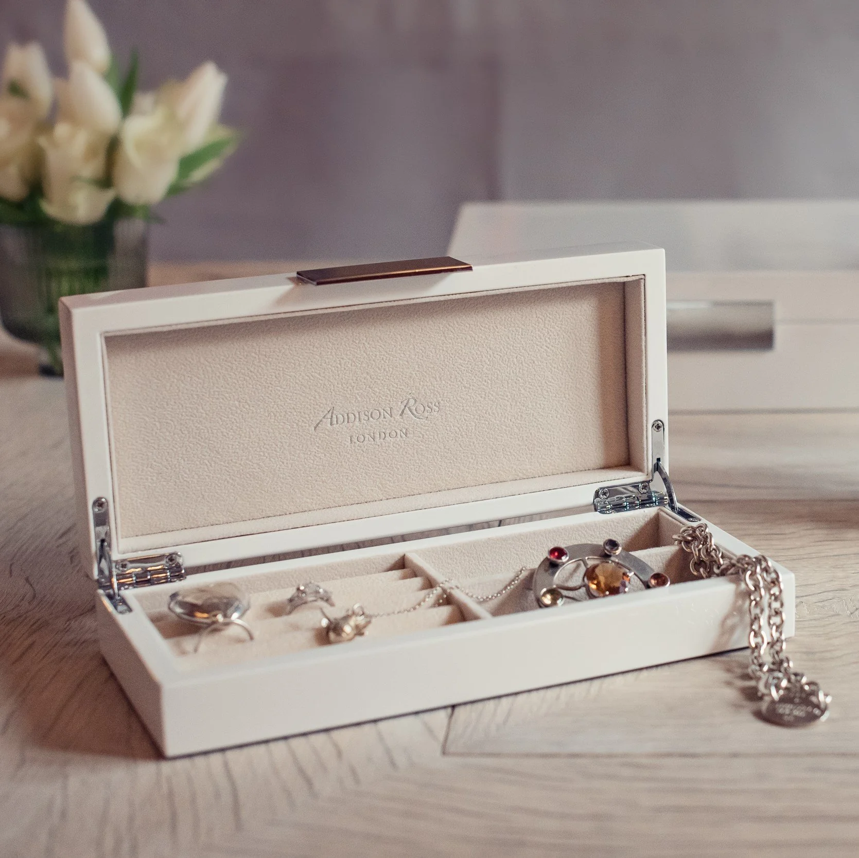 White Lacquer Box With Silver - Image 4